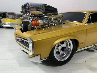 Vintage 2002 Funline Gold 1966 GTO Muscle Machine Die-cast Car 1/18 - Image 1 of 4