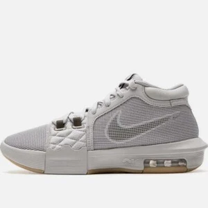 Nike Innovative Basketball Sneaker - Bequem & Stylisch - Bild 1 von 8