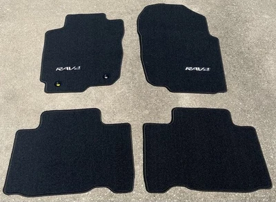 Tapetes de assoalho genuínos Toyota RAV4 2013-2018 FABRICANTE DE EQUIPAMENTO ORIGINAL - Conjunto de 4 - Novo em folha - Imagem 1 de 4