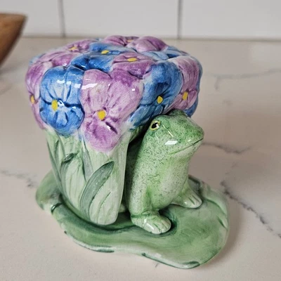 Caprichoso De Colección Rana Sobre Lilly Almohadilla De Flores Púrpura Sal y Pimienta Coctelera con Bandeja Foto 1 de 4