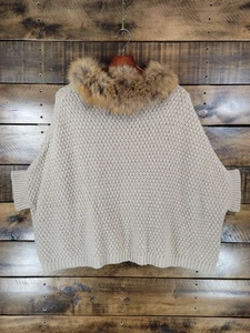 Poncho tejido Linda Richards de lujo con adornos de piel de mapache talla única - Imagen 1 de 15