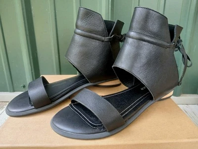 Sandalias Kelsi Dagger Brooklyn para mujer de cuero negro con correa de tacón bajo Foto 1 de 4