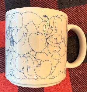 Taza de café Taylor & Ng Blue Naughty Elephant Orgy 1979 vintage firmada usada en excelente estado - Imagen 1 de 8