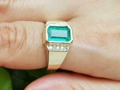 Anillo para hombre de oro amarillo de 14 k con diamantes y esmeraldas verdes naturales talla esmeralda de 3,15 quilates Foto 1 de 4