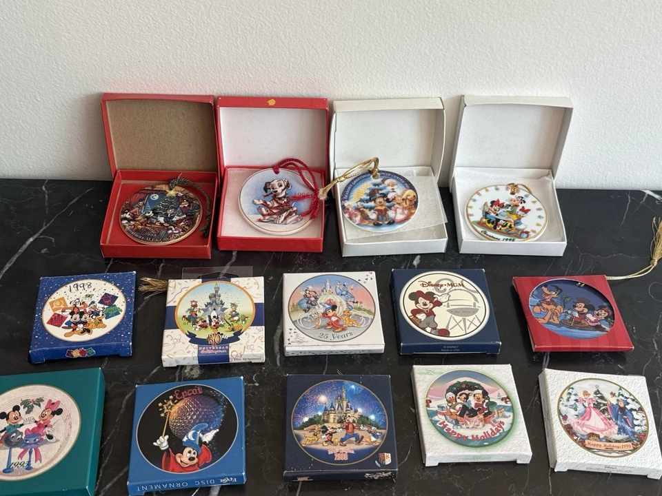 14 adornos navideños vintage de Disney vendidos como un solo lote.  Foto 1 de 1