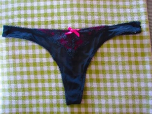 BNWOT ELLE MACPHERSON DENTELLE THONG CHARCOAL / PINK S - Picture 1 of 3
