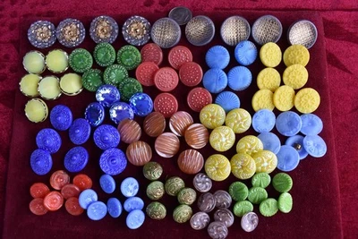 103 pcs LOT OLD CZECH RARE VINTAGE GLASS BUTTONS 1930´s ART-DECO - Image 1 of 2