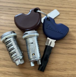 Lock Set of cylinder and Keys Genuine Piaggio for Vespa(on description) 1B005661 - Picture 1 of 2