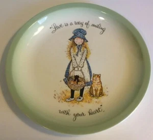Plato de coleccionista Holly Hobbie ""Love Is A Way of Smiling With Your Heart"" 1972 gato - Imagen 1 de 12