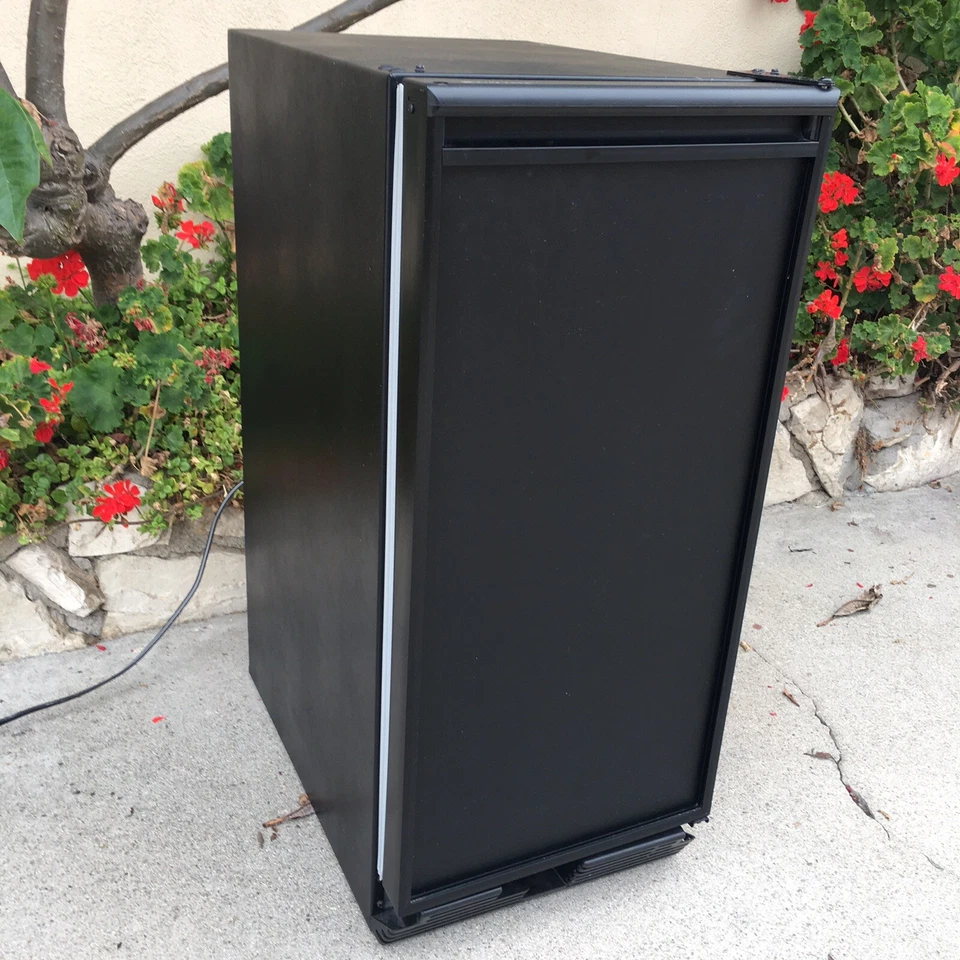 U-Line ULN-15RB-00 Mini Fridge, 2.9 Cu. Ft., Freestanding - Image 1 of 4