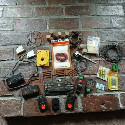 LIONEL POSTWAR/ VTG ORIGINAL PARTS/ACCESSORIES W/2 AHM ITALY SWITCHES UNTESTED  - Image 1 of 4