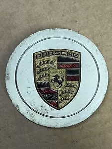 TAPA CENTRAL DE RUEDA CON CRESTA METÁLICA PORSCHE 911 993 944 968 964 928 - 76 mm - Imagen 1 de 4