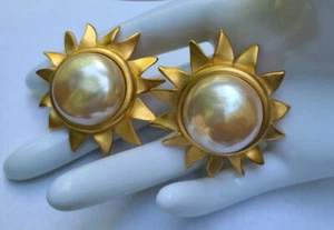 Vintage Signed Karl Lagerfeld Sun Sunflower Pearl Gold Plated Clip Earrings - Picture 1 of 8
