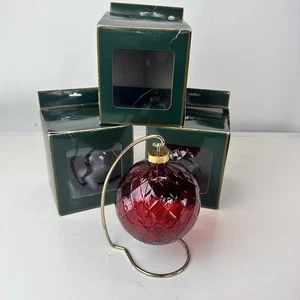 Lote 3 adornos grandes de bolas de cristal Williams Sonoma. "Diseño de corte cruzado rojo 5""" - Imagen 1 de 9