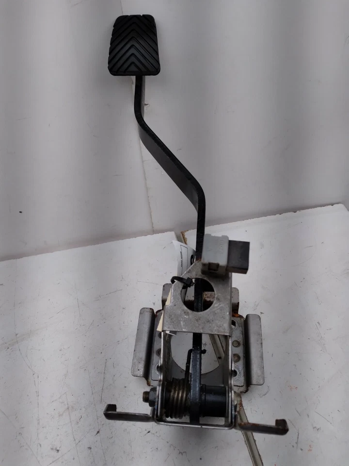 Montaje de pedal de freno Kia Optima 2003-2006 sedán de 4 puertas Foto 1 de 4