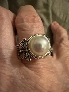 Symmetrical Butterflies On Each Side Of This Silver Size 7 Ring W/Faux Pearl - Picture 1 of 9