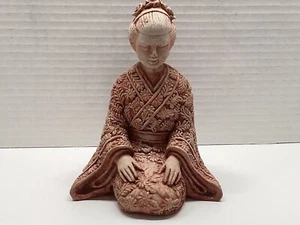 Statua Geisha Meditante in Kimono | Arte Giapponese | Intagliata a Mano - Foto 1 di 6
