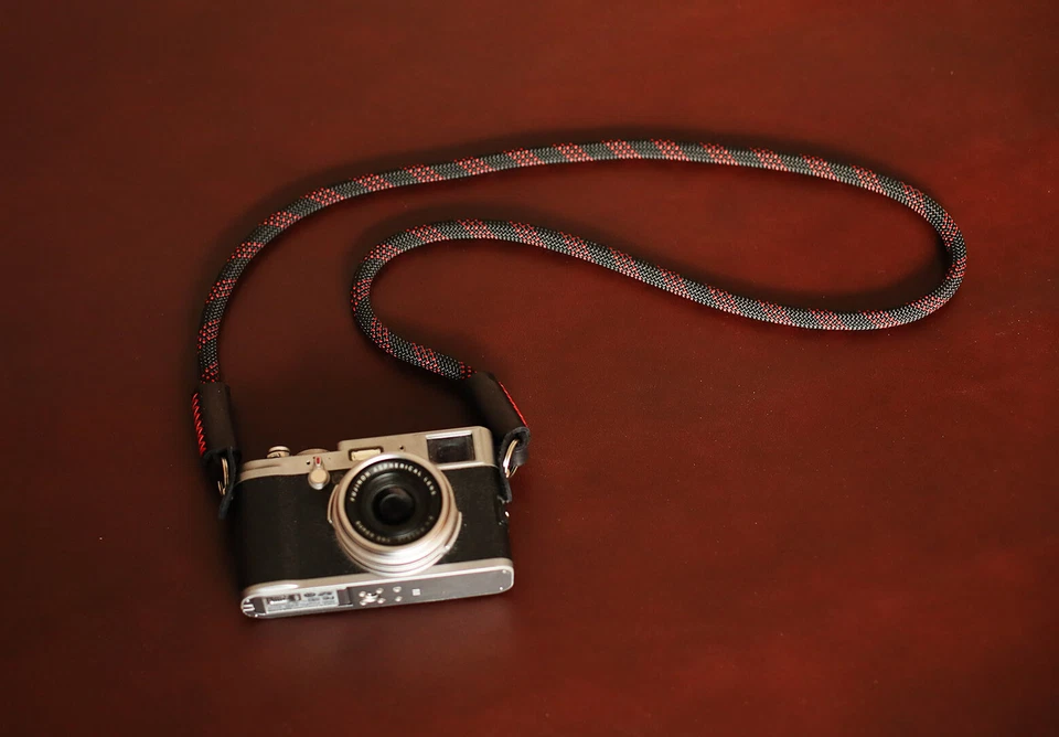 Correa para cámara cuerda de escalada negra y roja hecha a mano - Windmup Foto 1 de 4