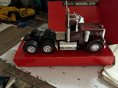 1/32 NEW RAY  NEW  BURGUNDY PETERBILT 379 DAY CAB ST, NO PACKAGING #B 674 - Image 1 of 4