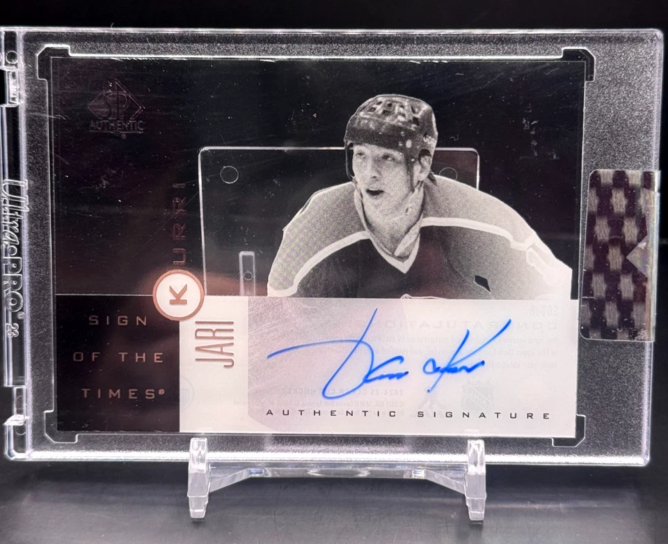 2024-25 UD Clear Cut - Jari Kurri - SP Auténtico Sign Of The Times Automático #SOT-JK Foto 1 de 2