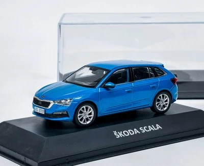 DE AGOSTINI Skoda Scala (2019) blau metallic + Plexiglasbox DeA 1:43