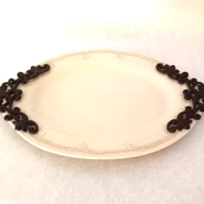 Plato de gres Pier I importaciones para servir cerámica bronceada y asas de metal marrón Foto 1 de 4