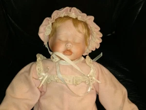 Muñeca de porcelana Kathy Hippensteel bebé pequeño durmiendo aproximadamente 14 pulgadas - Imagen 1 de 9
