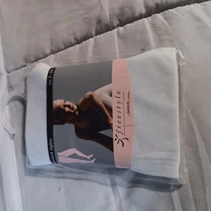 New In Package Dance Tights By Danskin White Size 7-10 - Picture 1 of 3