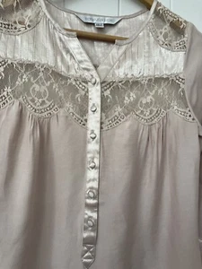 Forever New Women’s Top Size 6 Blush Pink Tab Front Covered Buttons Lace Pintuck - Picture 1 of 10