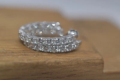 Pendientes de aro ovalados de diamantes de oro blanco en el interior exterior 3+ CTS TW Foto 1 de 4