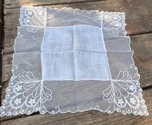 Vintage Handkerchief Embroidered Hanky White Lace Border - Picture 1 of 3