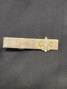 VINTAGE GOLD TONE BOY SCOUTS BSA ROBBINS CO TIE CLIP 1 5/8” FLEUR DI LIS - Picture 1 of 4