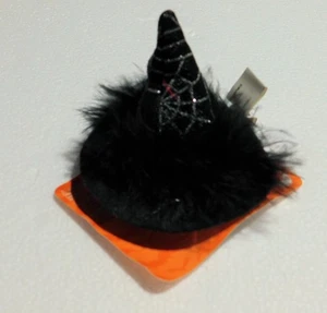 Sombrero de bruja con pinza de pelo de plumas de Claire's - Imagen 1 de 1