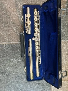 Armstrong 104 flute with hard case. Made in USA - Picture 1 of 6