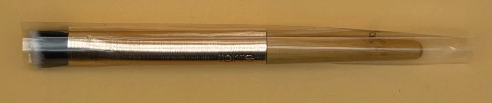 Cepillo de maquillaje Tarte Cosmetics con mango de bambú Foto 1 de 1