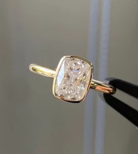 Anillo de compromiso de oro amarillo de 14 k con bisel de diamantes cultivados en laboratorio G/VS1 talla cojín de 2,00 quilates - Imagen 1 de 3