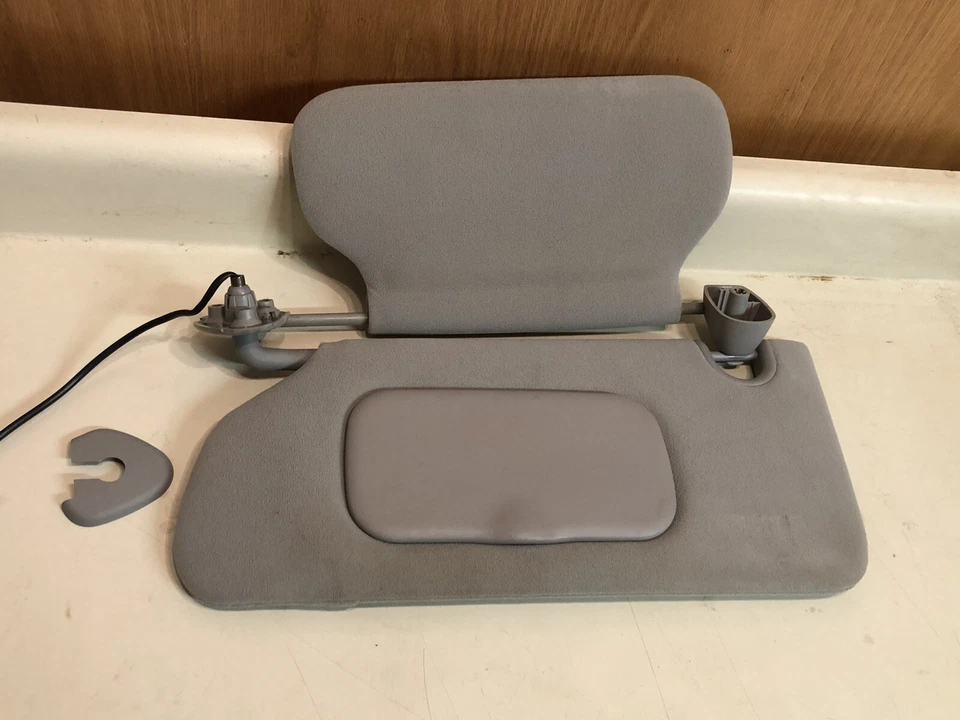 06 07 CADILLAC DTS LH LEFT DRIVER SIDE SUN VISOR GRAY LIGHTS MIRROR VISOR CLIP - Image 1 of 3