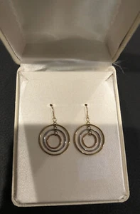PENDIENTES COLGANTES DE TRES CÍRCULOS DE ORO TRI COLOR 14K - Imagen 1 de 5