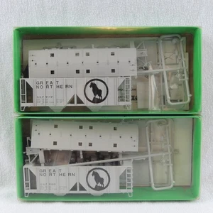 Bowser Ho Scale 70 ton 2 Bay Covered Hopper Kits Great Northern Railroad x2 - Picture 1 of 4