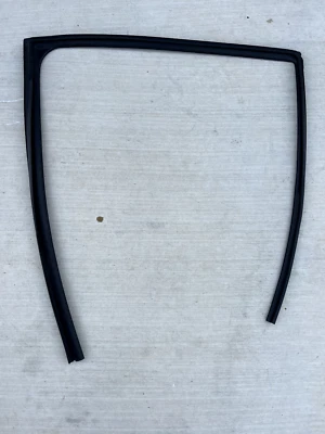 2021 TOYOTA PRIUS PRIME REAR DOOR WINDOW GLASS RUN CHANNEL SEAL LEFT SIDE OEM - Изображение 1 из 4