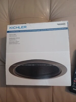 "Kit de ajuste plano de bronce antiguo empotrado KICHLER 6"" y deflector negro"  Foto 1 de 3