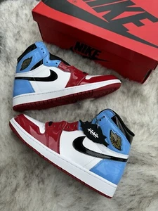 Air Jordan 1 High OG Fearless Patent | blau/rot | Größe 8,5 UK 9,5US EU43 AJ1 - Bild 1 von 22