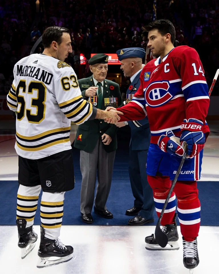 Foto de hockey de Brad Marchand y Nick Suzuki apretón de manos Boston Bruins 8x10 NHL Foto 1 de 1