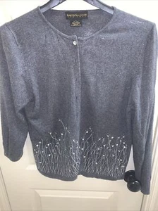 Babette Ballinger grauer Pullover mit Knöpfen und Blumenbesatz Gr. L Seide/Kaschmir - Bild 1 von 10