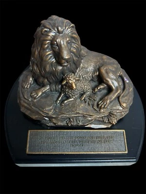 SCULPTURE MOMENTS OF FAITH LION & LAMB - Image 1 of 3