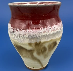Jarrón de cerámica Studio Art firmado Hutten 5,5” de alto 4” de ancho rojo oscuro y crema - Imagen 1 de 9