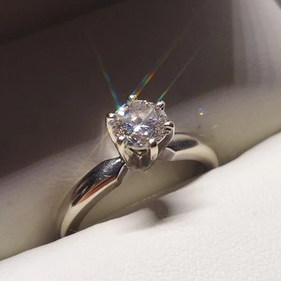 Anillo solitario de diamantes probados de oro blanco de 14 quilates de 5,5 quilates de EE. UU. de colección Foto 1 de 4