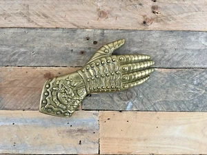 ANTIQUE VINTAGE HEAVY CAST BRASS KNIGHTS ARMOUR GAUNTLET GLOVE HAND WALL PLAQUE - Picture 1 of 5