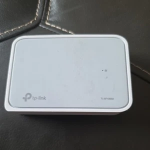 TP-Link TL-SF1005D 5-Port 10-100 Mbps Desktop Ethernet Switch - Zdjęcie 1 z 3