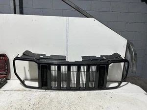 Jeep Cherokee Grille KK 02/2008-10/2012 - Picture 1 of 7